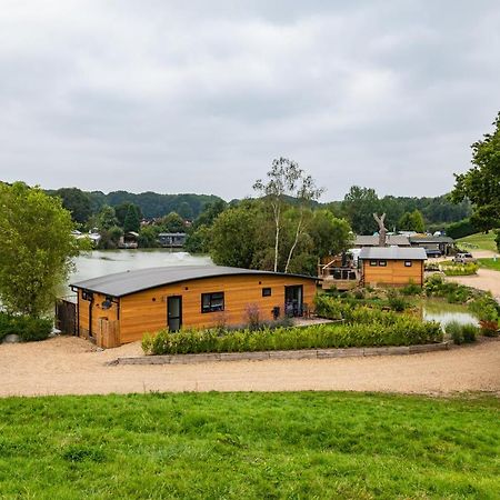 Sumners Ponds Fishery & Campsite Hotel Horsham Exterior foto