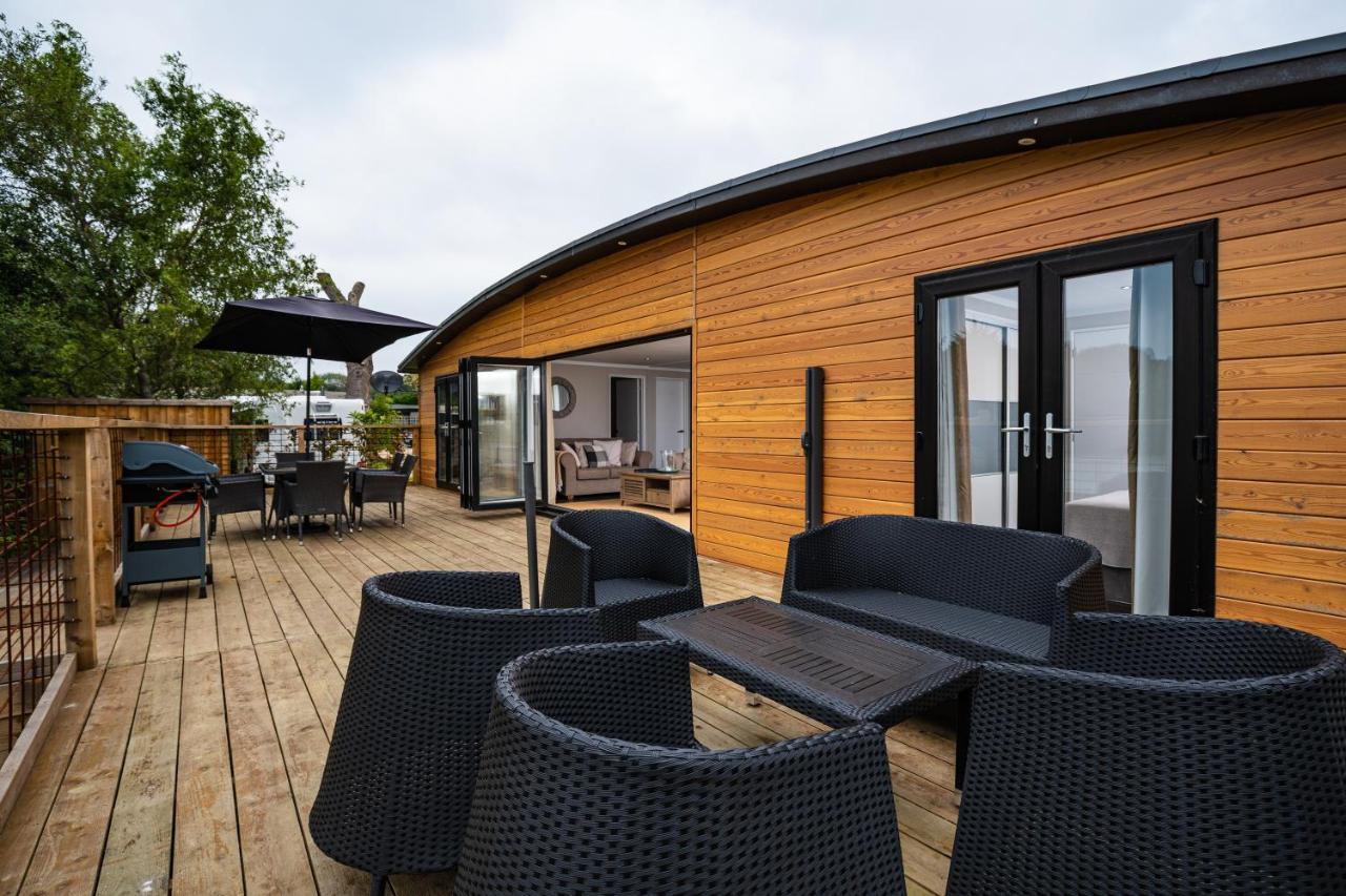 Sumners Ponds Fishery & Campsite Hotel Horsham Exterior foto