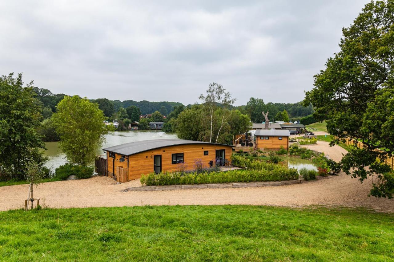 Sumners Ponds Fishery & Campsite Hotel Horsham Exterior foto