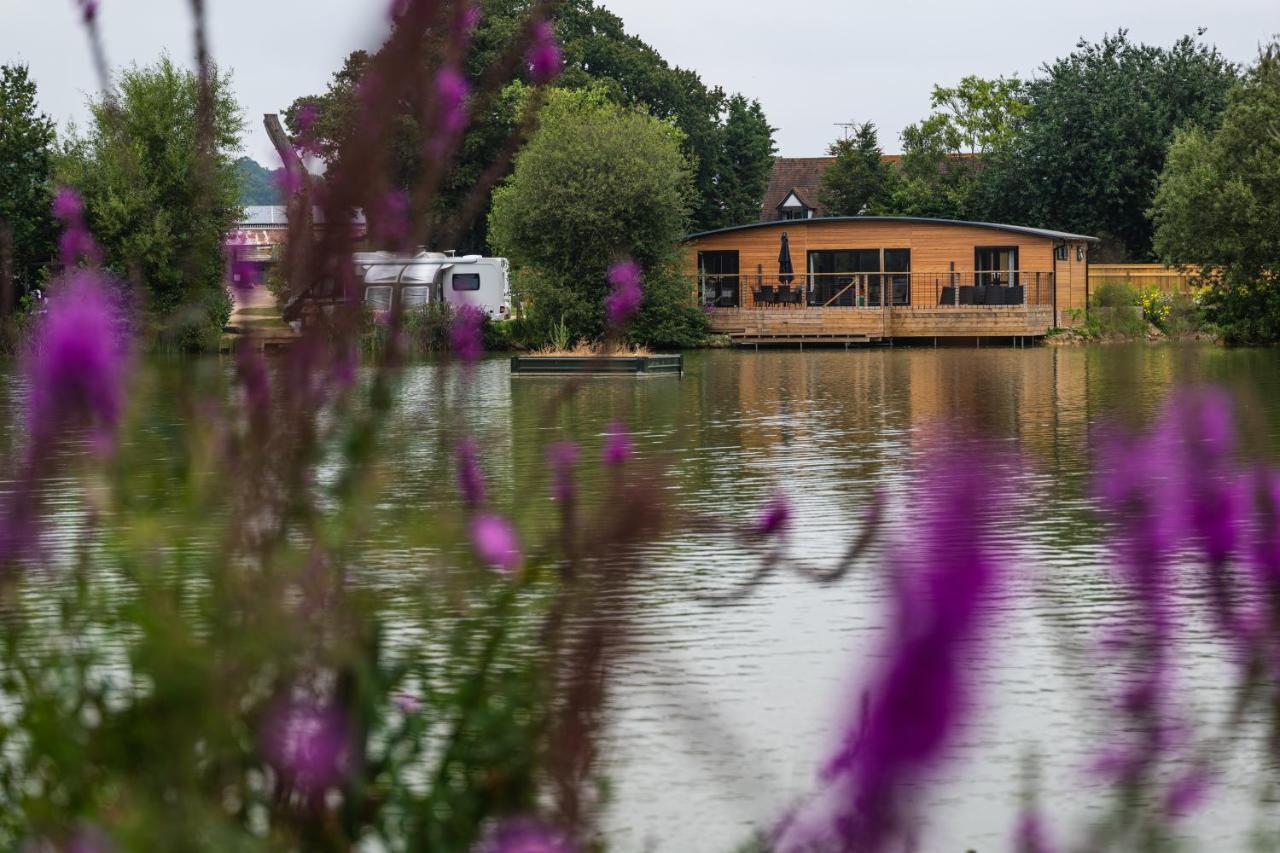 Sumners Ponds Fishery & Campsite Hotel Horsham Exterior foto