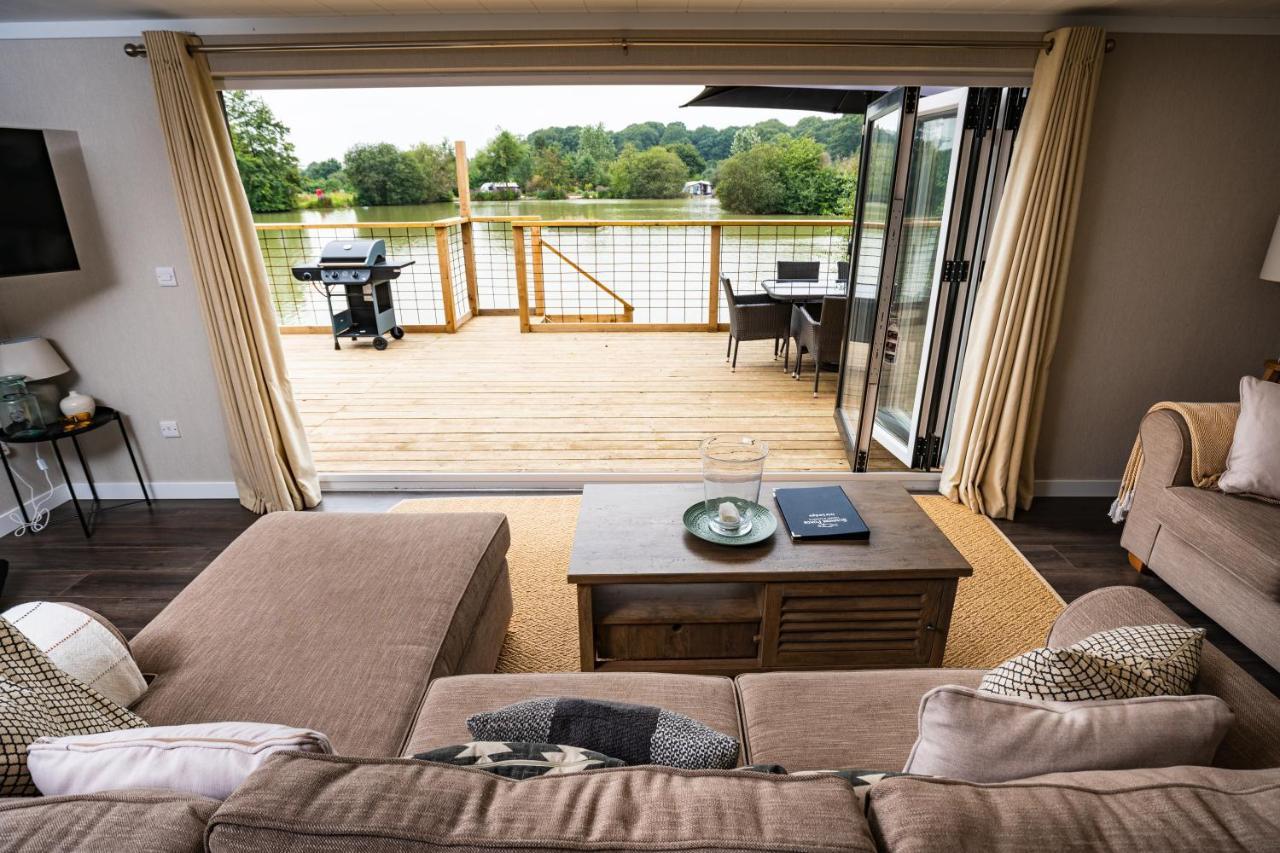 Sumners Ponds Fishery & Campsite Hotel Horsham Exterior foto