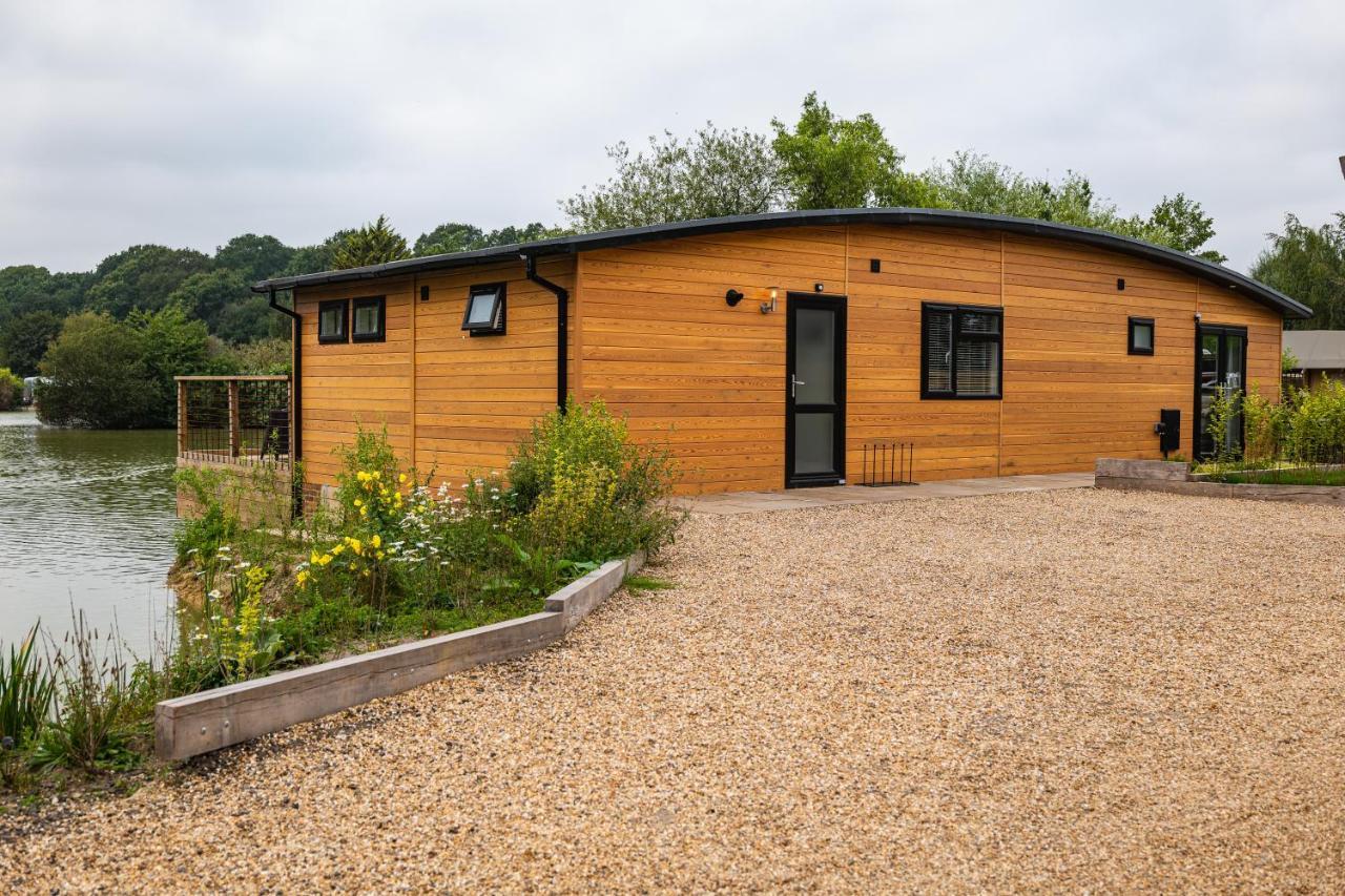 Sumners Ponds Fishery & Campsite Hotel Horsham Exterior foto