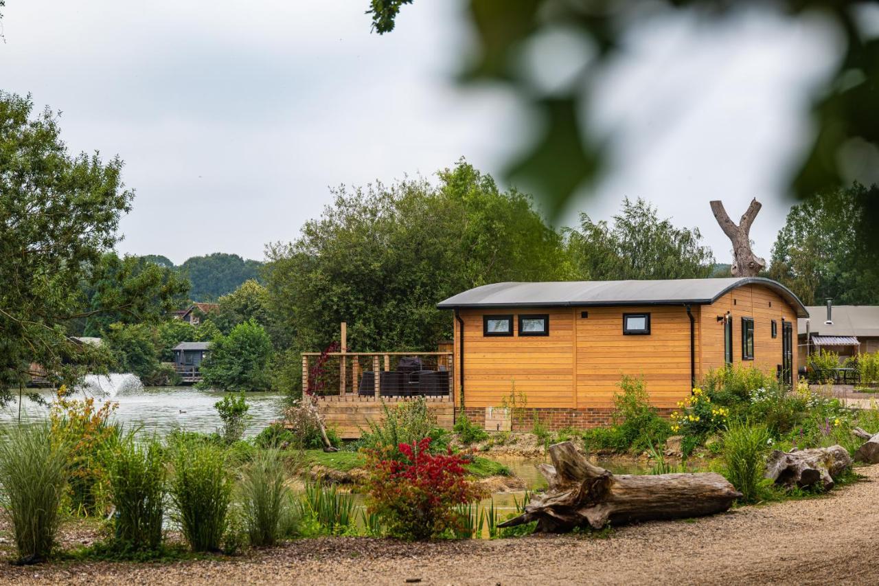 Sumners Ponds Fishery & Campsite Hotel Horsham Exterior foto