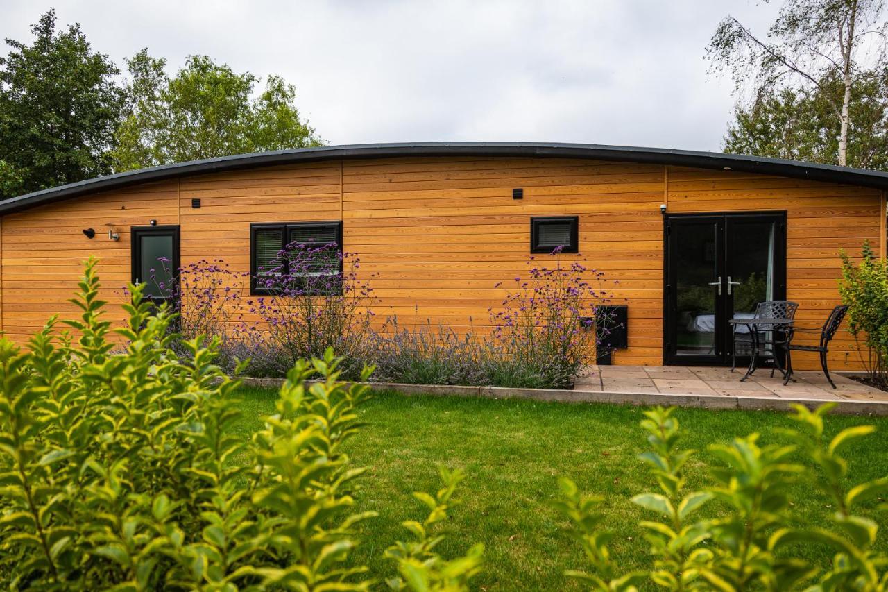 Sumners Ponds Fishery & Campsite Hotel Horsham Exterior foto