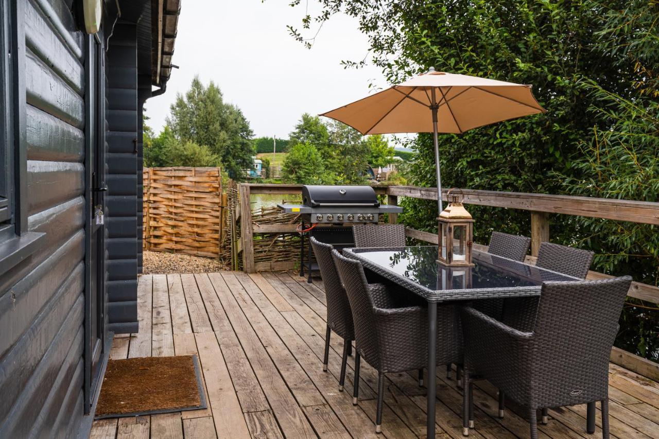 Sumners Ponds Fishery & Campsite Hotel Horsham Exterior foto
