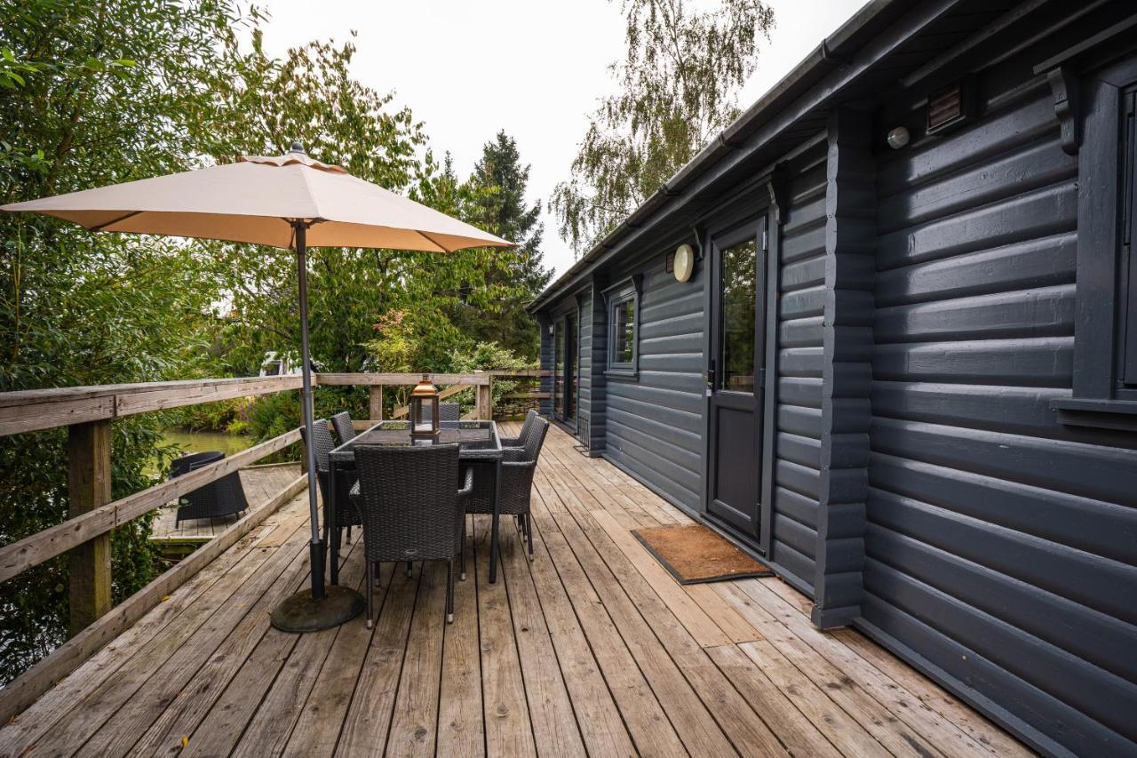 Sumners Ponds Fishery & Campsite Hotel Horsham Exterior foto