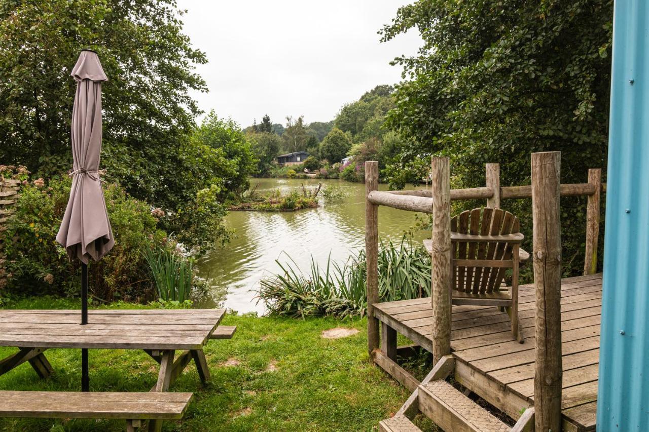 Sumners Ponds Fishery & Campsite Hotel Horsham Exterior foto