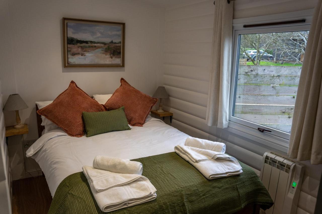 Sumners Ponds Fishery & Campsite Hotel Horsham Exterior foto