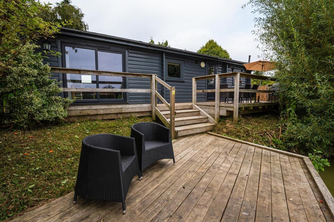 Sumners Ponds Fishery & Campsite Hotel Horsham Exterior foto
