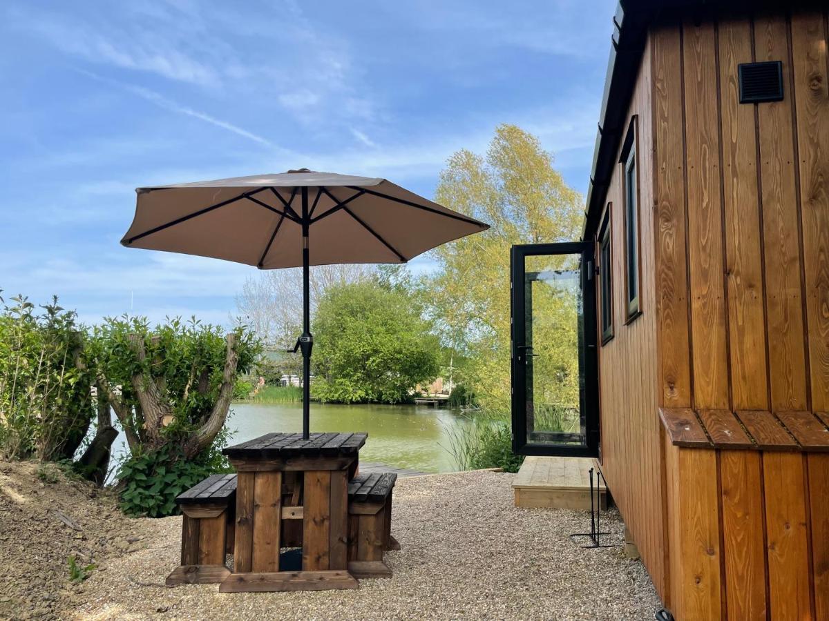 Sumners Ponds Fishery & Campsite Hotel Horsham Exterior foto