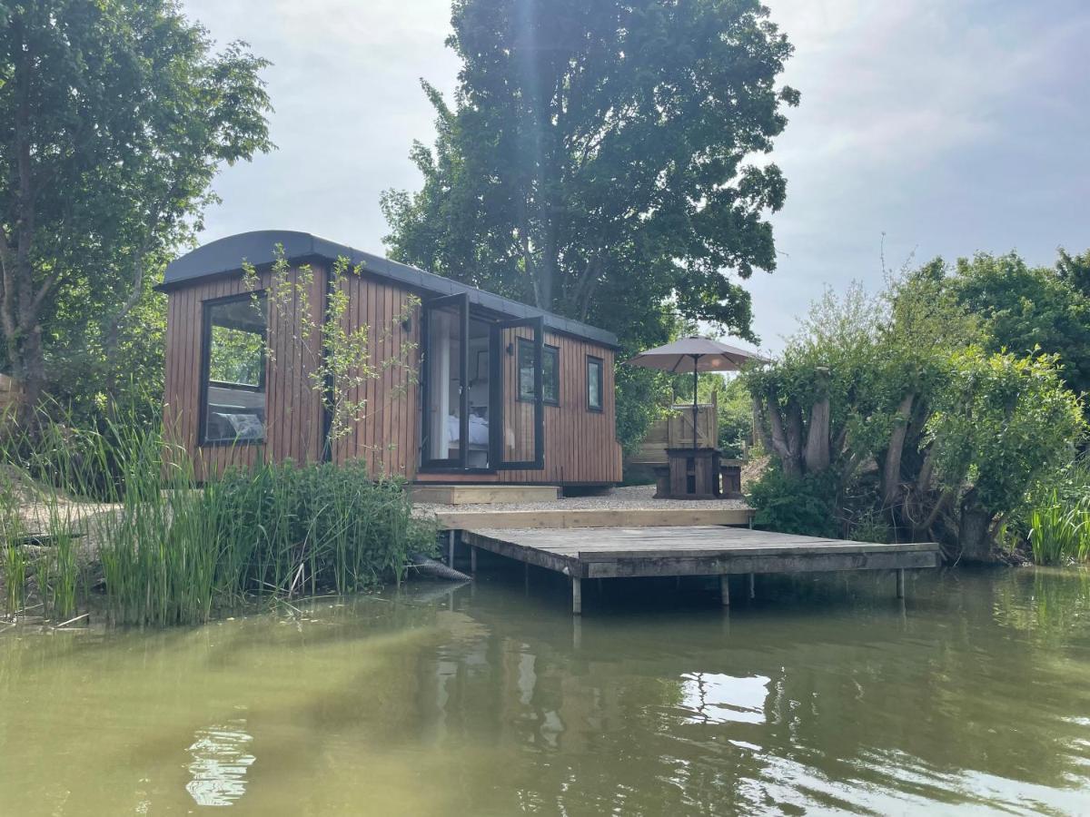 Sumners Ponds Fishery & Campsite Hotel Horsham Exterior foto