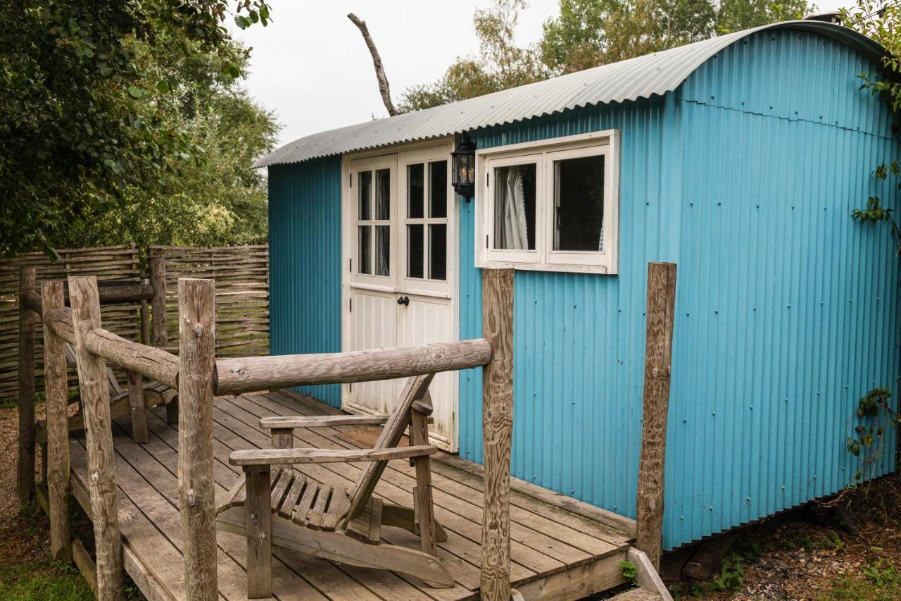 Sumners Ponds Fishery & Campsite Hotel Horsham Exterior foto