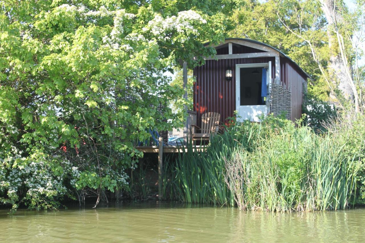 Sumners Ponds Fishery & Campsite Hotel Horsham Exterior foto